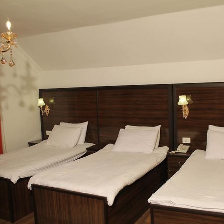 Hotel Adria Pristina Exteriör bild