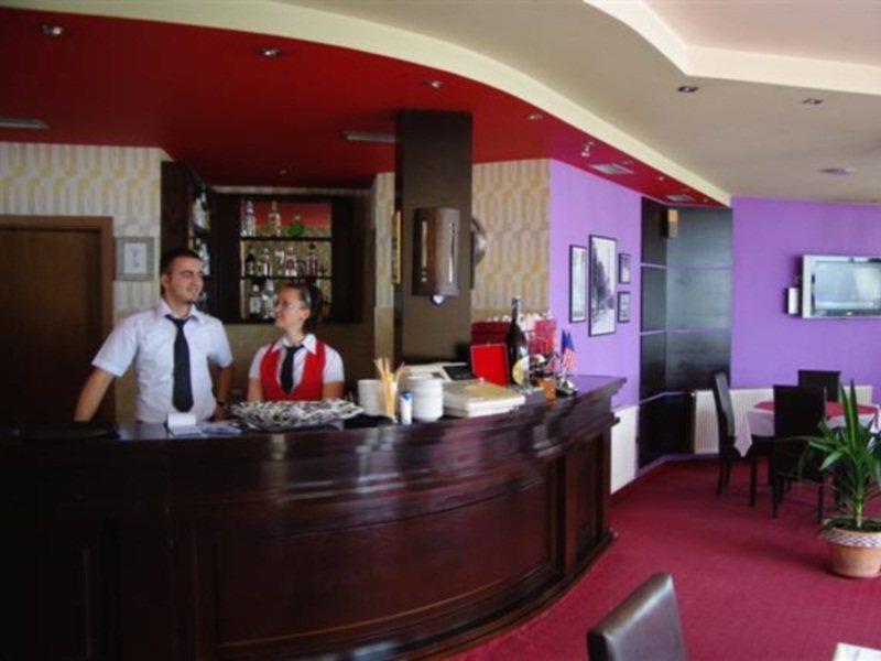 Hotel Adria Pristina Exteriör bild