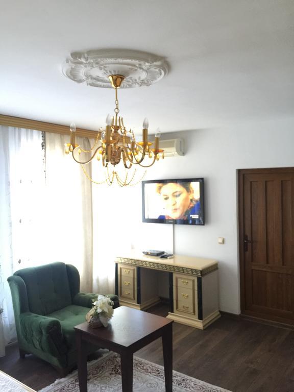 Hotel Adria Pristina Exteriör bild