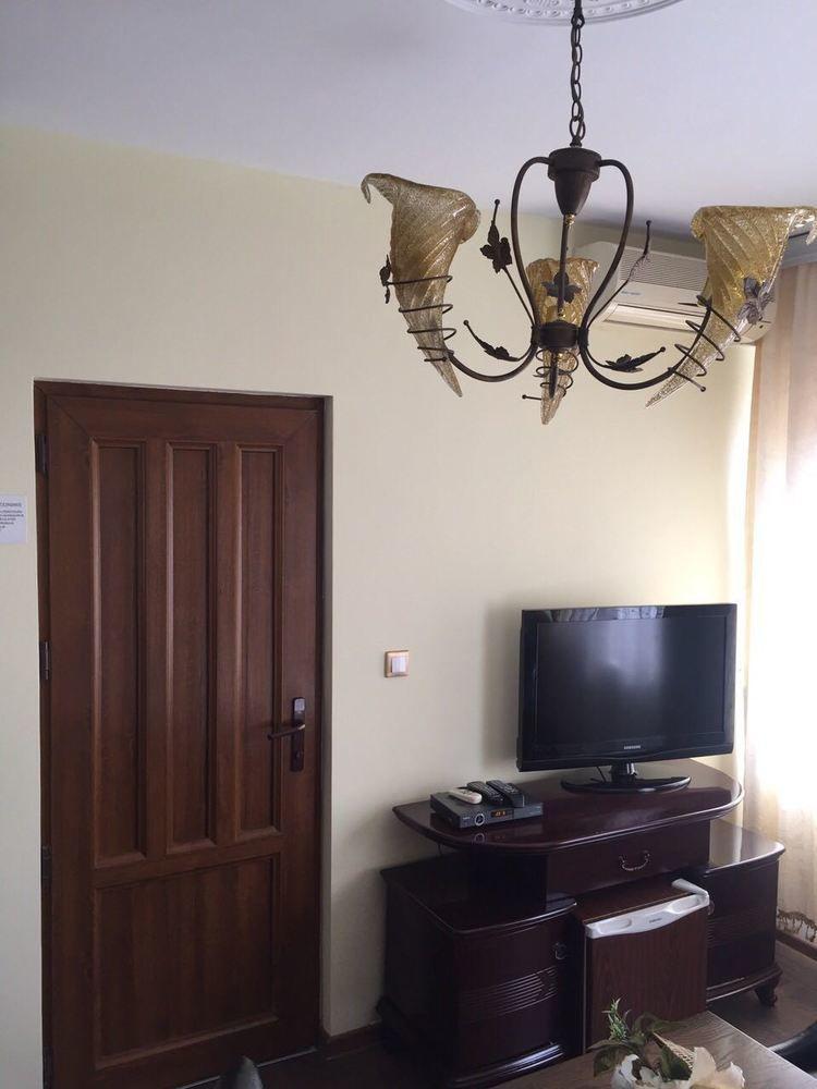 Hotel Adria Pristina Exteriör bild