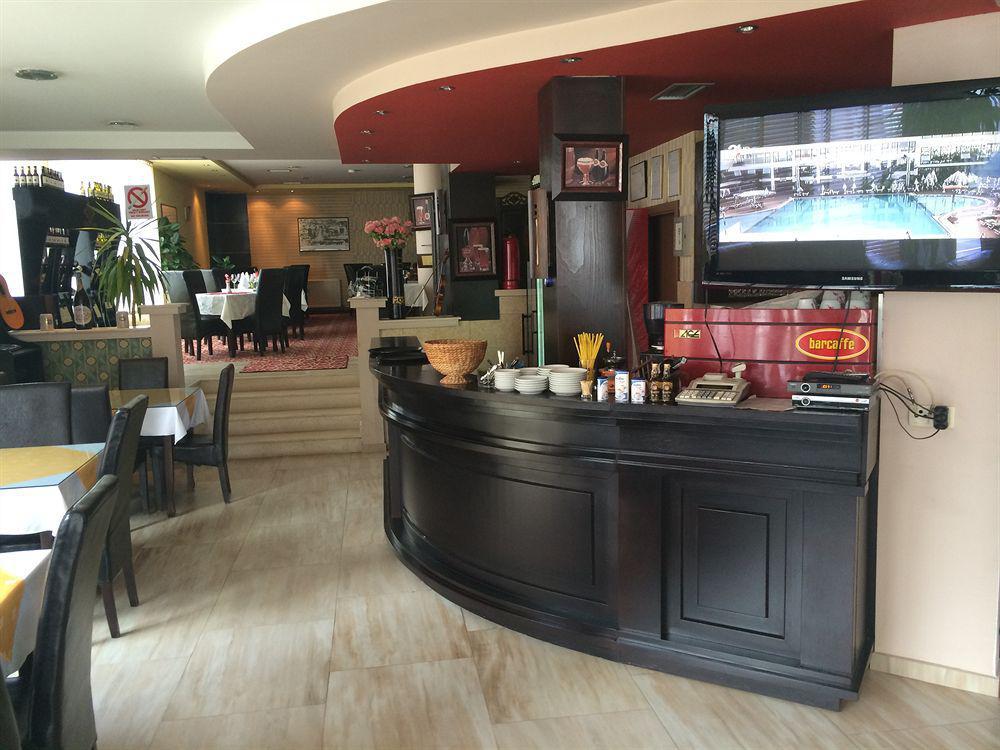 Hotel Adria Pristina Exteriör bild