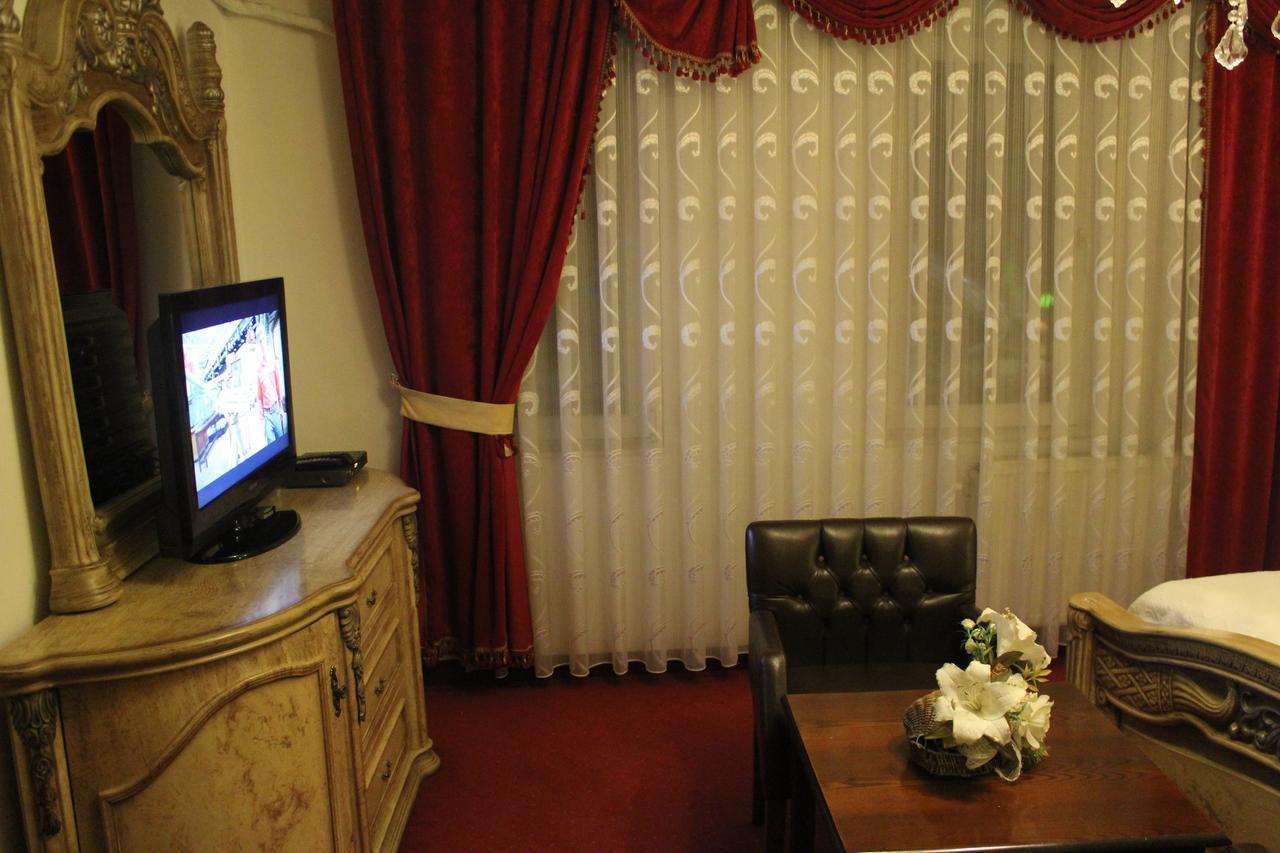 Hotel Adria Pristina Exteriör bild