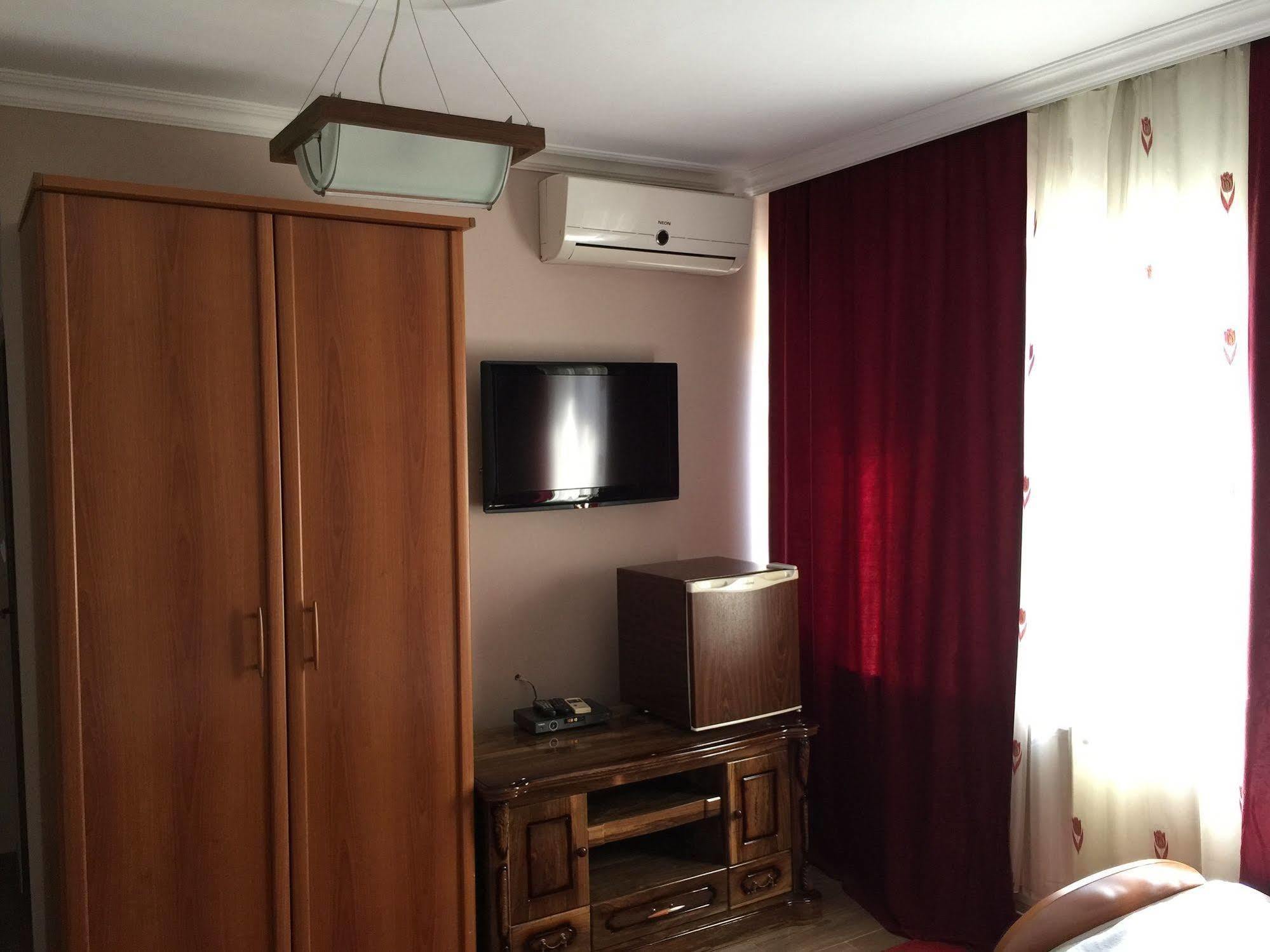 Hotel Adria Pristina Exteriör bild