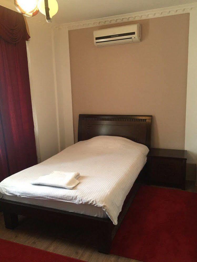 Hotel Adria Pristina Exteriör bild