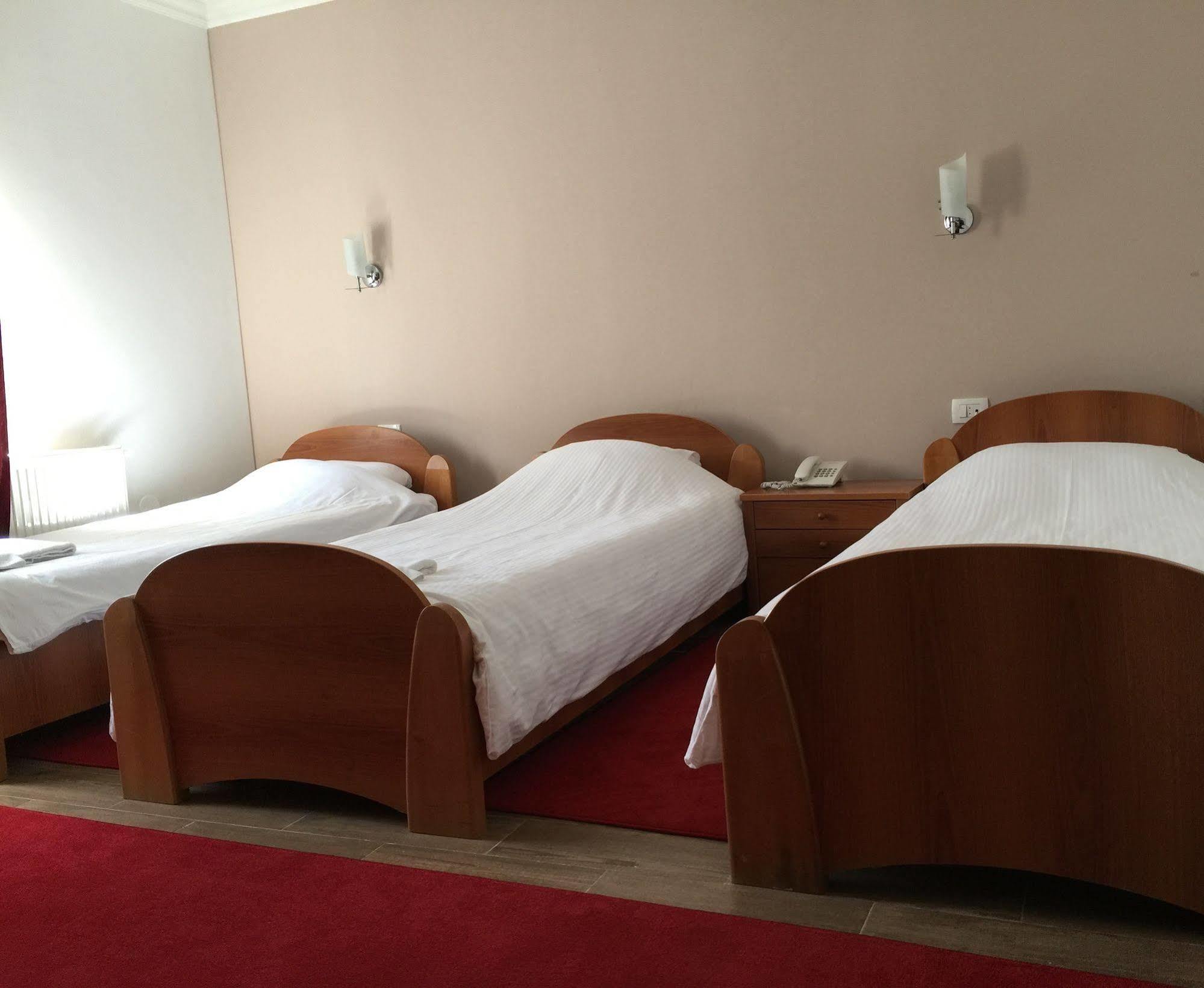 Hotel Adria Pristina Exteriör bild