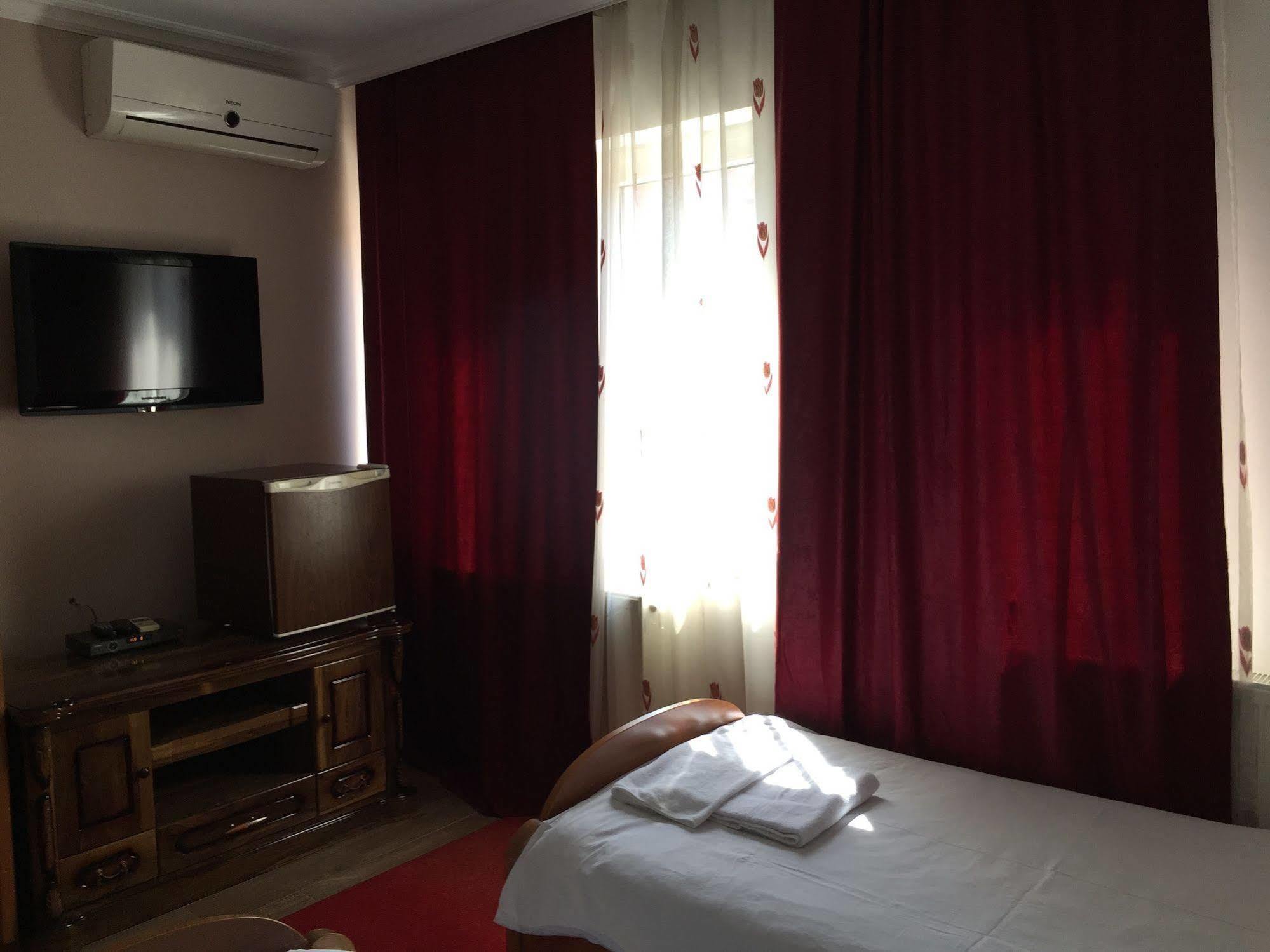 Hotel Adria Pristina Exteriör bild