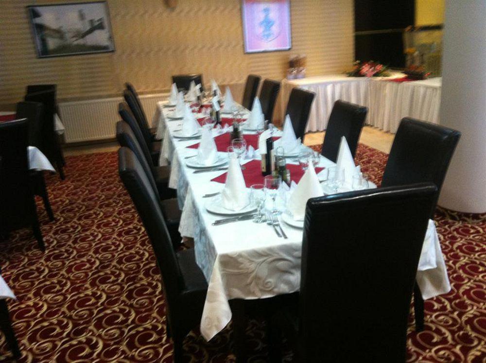 Hotel Adria Pristina Exteriör bild